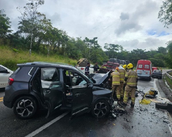 Quatro pessoas morrem e três ficam feridas em acidente na BR-235