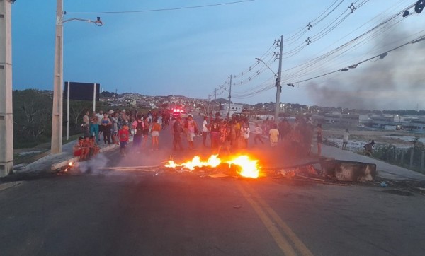 Moradores protestam por falta de água e bloqueiam avenida em Aracaju